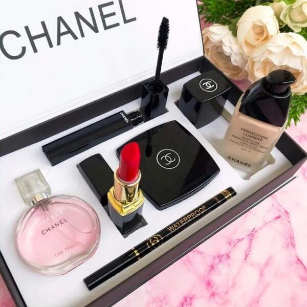 CHANEL Eyeshadow, Lipstick & Fragrance Set